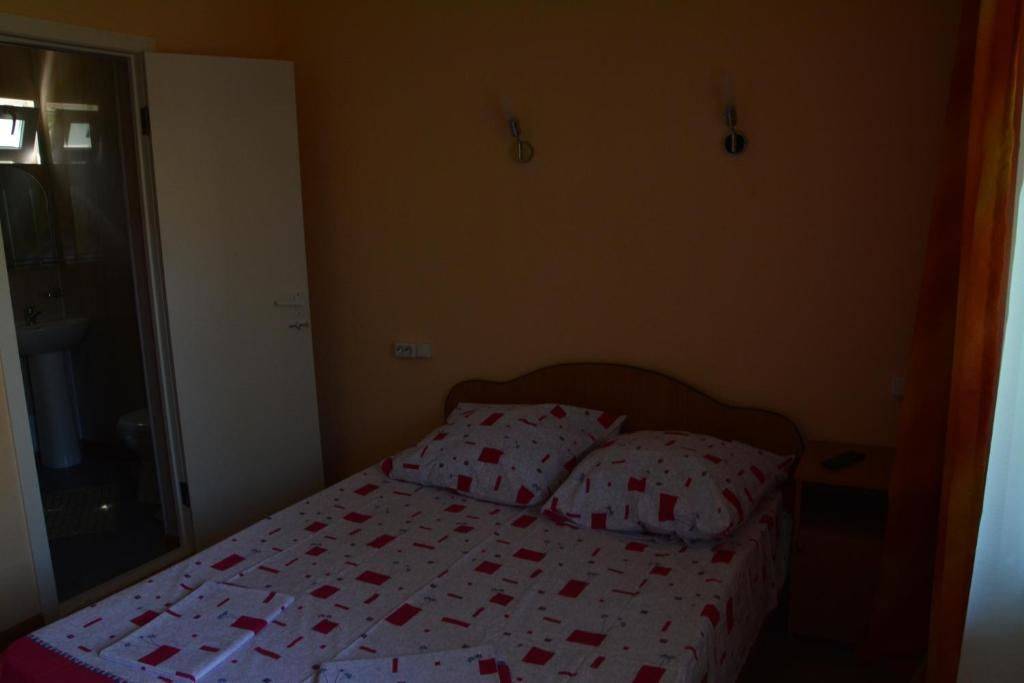 Фотографии номера Трехместный номер с видом на горы в Гостевом доме Гостевой дом Южная Пальмира Пицунда